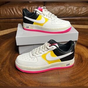 43: Nike: W Air Force 1 ‘07 SE MOTO: Size 6
